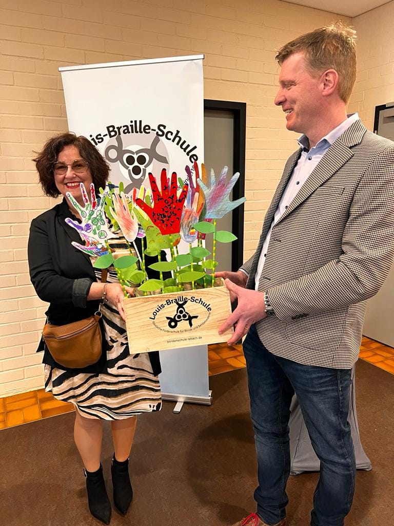 Schulleiter%20Sven%20G%C3%B6rgen%20%C3%BCberreicht%20Pr%C3%A4sent%20an%20Gertrud%20Kohlhaas Schulleiter%20Sven%20G%C3%B6rgen%20%C3%BCberreicht%20Pr%C3%A4sent%20an%20Gertrud%20Kohlhaas